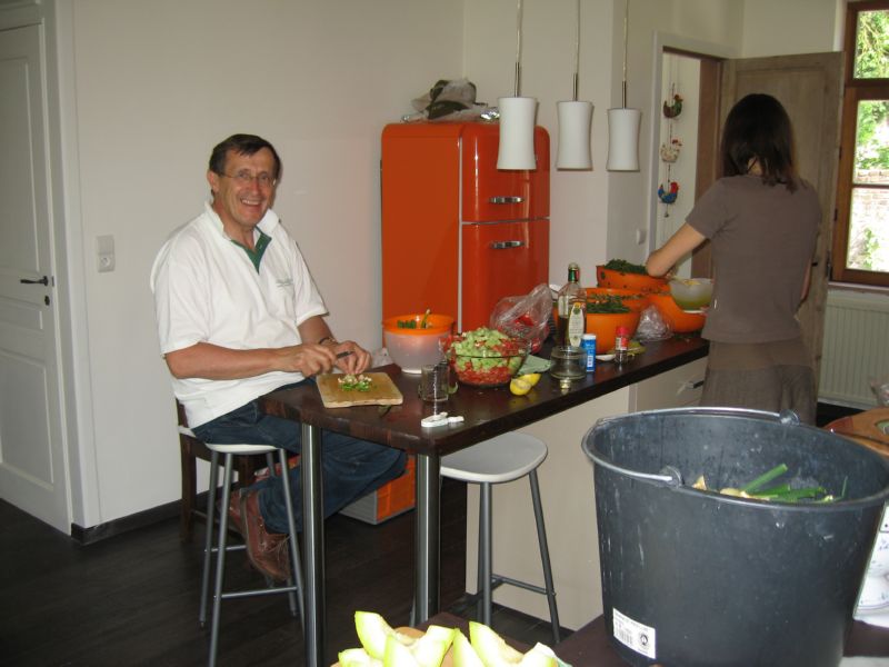 Cremaillere (02) Bernard, Cat's father, cutting onions